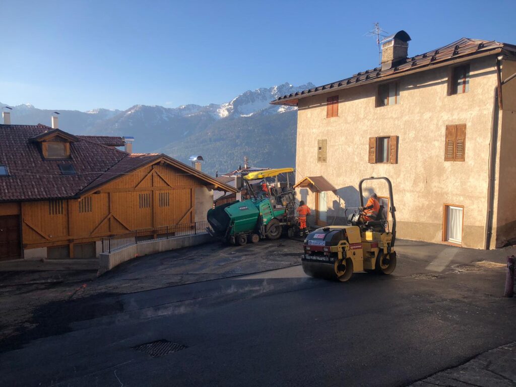 Gruppo Adige Bitumi stesa e compattazione asfalto Trentino.
