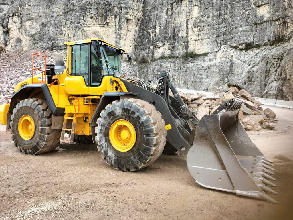 Gruppo Adige Bitumi Pala gommata Volvo L220H