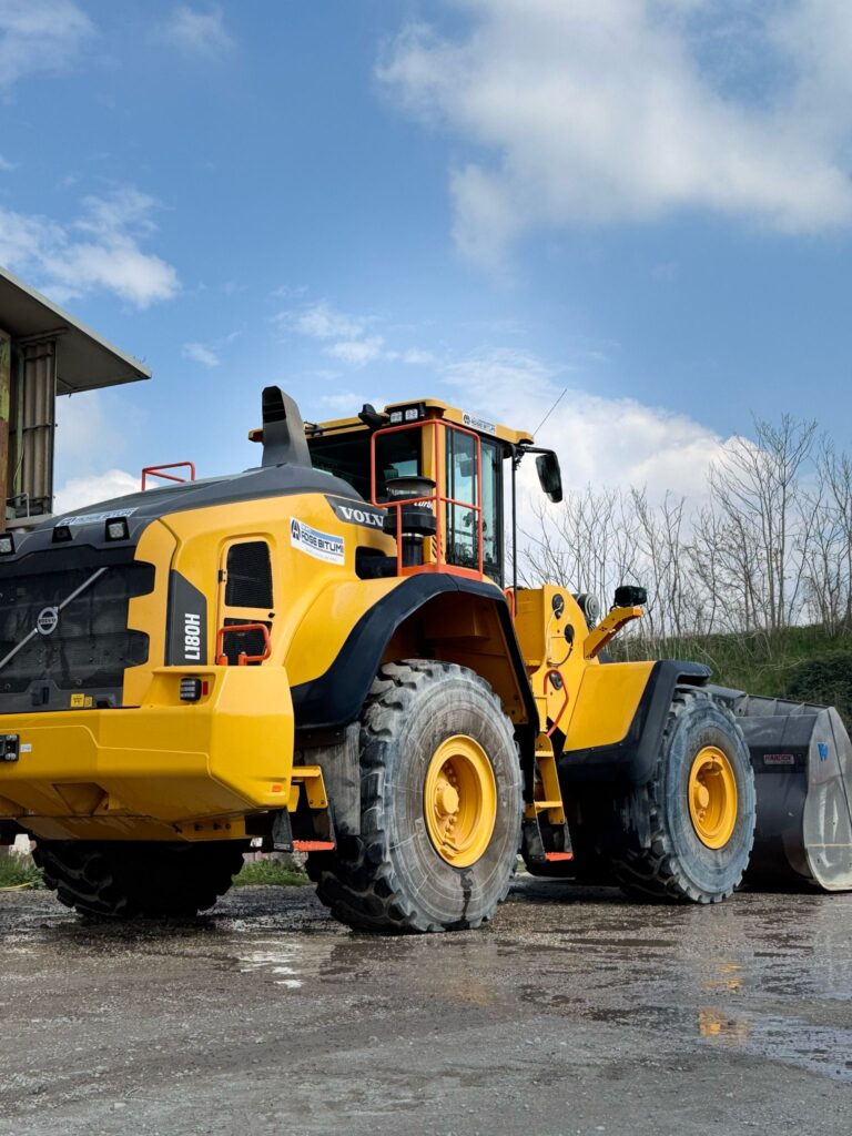 Gruppo Adige Bitumi Pala gommata Volvo L180H