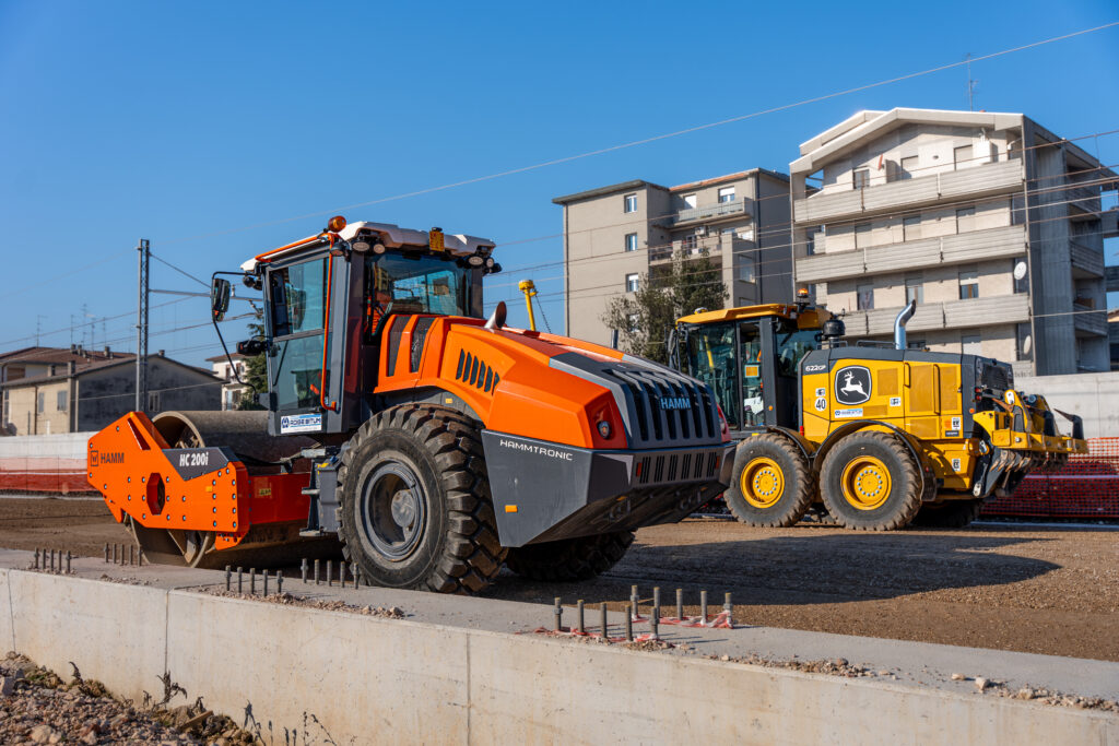 Gruppo Adige Bitumi Rullo compattatore HAMM HC 200i con HAMMTRONIC e HAMM COMPACTION METER